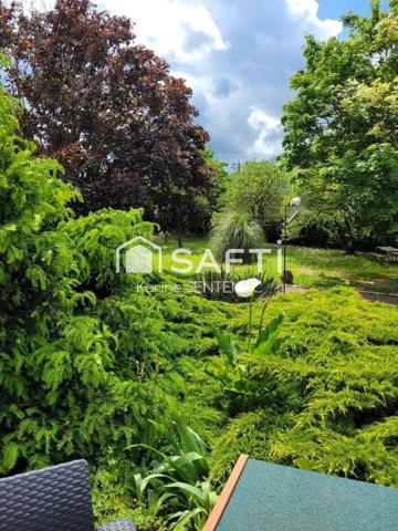 superbe maison avec cour goudronnée avec soin très riche en fleurs et arbustes