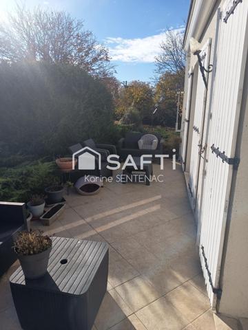 superbe maison avec cour goudronnée avec soin très riche en fleurs et arbustes