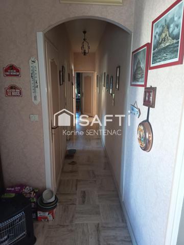 superbe maison avec cour goudronnée avec soin très riche en fleurs et arbustes