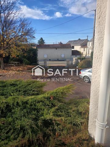 superbe maison avec cour goudronnée avec soin très riche en fleurs et arbustes