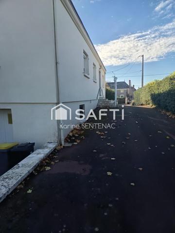 superbe maison avec cour goudronnée avec soin très riche en fleurs et arbustes