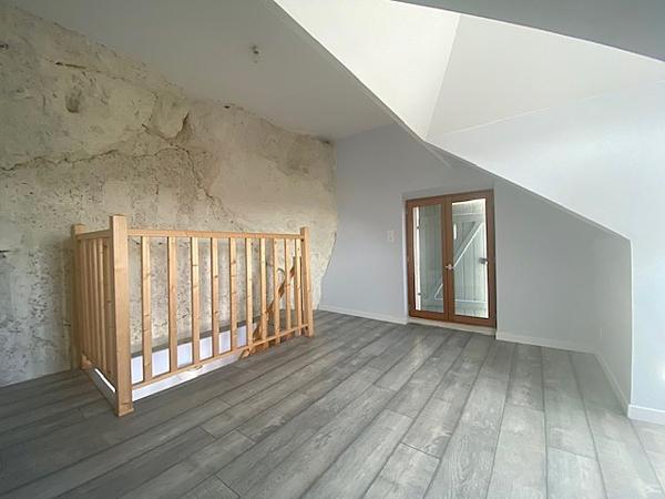 Maison semi-troglodyte avec cour plein sud