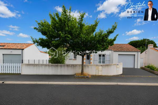 Christophe Debien BSK Immobilier vous présente en exclusivité ce pavillon de plain-pied aux normes PMR, idéalement situé dans le centre de Saint-Hilaire-de-Riez, dans un environnement résidentiel calme et recherché.

Dès l'entrée, vous découvrirez une agréable pièce de vie lumineuse ouverte sur un espace cuisine aménager. Un dégagement dessert trois belles chambres, dont deux équipées de placards, une spacieuse salle de bains ainsi qu'un WC indépendant.

Attenants à la maison, une lingerie et un garage viennent compléter les prestations de ce bien fonctionnel et confortable.

Pour votre confort au quotidien, la maison est équipée d'un plancher chauffant électrique ainsi que de menuiseries en double vitrage, garantissant une bonne isolation thermique et acoustique.

À l'extérieur, vous profiterez d'une parcelle entièrement clôturée située en zone constructible, offrant un potentiel d'aménagement supplémentaire selon vos projets.

📍 Une situation géographique privilégiée :
• Gare SNCF de Saint-Hilaire-de-Riez : environ 3 minutes en voiture (1,5 km)
• Commerces et services du centre-ville : 3 à 5 minutes
• Écoles maternelles et élémentaires : 4 à 6 minutes
• Centre-ville et port de Saint-Gilles-Croix-de-Vie : environ 7 minutes
• Grande plage de Saint-Gilles-Croix-de-Vie : moins de 10 minutes
• Plages de Sion-sur-l'Océan : environ 5 minutes
• Saint-Jean-de-Monts : 15 minutes
• Challans : environ 20 minutes
• Les Sables-d'Olonne : environ 35 minutes

Cette maison constitue une belle opportunité pour une résidence principale, une résidence secondaire ou un investissement immobilier, alliant accessibilité, confort et proximité du littoral vendéen.

📞 Pour toute information complémentaire ou pour organiser une visite, contactez :
Christophe Debien Immobilier

Conformément aux dispositions de la loi ELAN, tout candidat acquéreur est informé de son droit de se faire accompagner, lors de la visite, par un professionnel du bâtiment de son choix.
Il est demandé de signaler préalablement la présence de cet intervenant afin de permettre l’organisation de la visite dans des conditions adaptées.