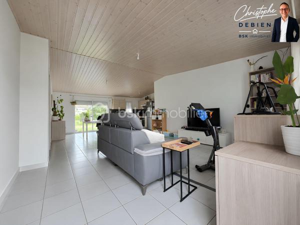 Christophe Debien BSK Immobilier vous présente en exclusivité ce pavillon de plain-pied aux normes PMR, idéalement situé dans le centre de Saint-Hilaire-de-Riez, dans un environnement résidentiel calme et recherché.

Dès l'entrée, vous découvrirez une agréable pièce de vie lumineuse ouverte sur un espace cuisine aménager. Un dégagement dessert trois belles chambres, dont deux équipées de placards, une spacieuse salle de bains ainsi qu'un WC indépendant.

Attenants à la maison, une lingerie et un garage viennent compléter les prestations de ce bien fonctionnel et confortable.

Pour votre confort au quotidien, la maison est équipée d'un plancher chauffant électrique ainsi que de menuiseries en double vitrage, garantissant une bonne isolation thermique et acoustique.

À l'extérieur, vous profiterez d'une parcelle entièrement clôturée située en zone constructible, offrant un potentiel d'aménagement supplémentaire selon vos projets.

📍 Une situation géographique privilégiée :
• Gare SNCF de Saint-Hilaire-de-Riez : environ 3 minutes en voiture (1,5 km)
• Commerces et services du centre-ville : 3 à 5 minutes
• Écoles maternelles et élémentaires : 4 à 6 minutes
• Centre-ville et port de Saint-Gilles-Croix-de-Vie : environ 7 minutes
• Grande plage de Saint-Gilles-Croix-de-Vie : moins de 10 minutes
• Plages de Sion-sur-l'Océan : environ 5 minutes
• Saint-Jean-de-Monts : 15 minutes
• Challans : environ 20 minutes
• Les Sables-d'Olonne : environ 35 minutes

Cette maison constitue une belle opportunité pour une résidence principale, une résidence secondaire ou un investissement immobilier, alliant accessibilité, confort et proximité du littoral vendéen.

📞 Pour toute information complémentaire ou pour organiser une visite, contactez :
Christophe Debien Immobilier

Conformément aux dispositions de la loi ELAN, tout candidat acquéreur est informé de son droit de se faire accompagner, lors de la visite, par un professionnel du bâtiment de son choix.
Il est demandé de signaler préalablement la présence de cet intervenant afin de permettre l’organisation de la visite dans des conditions adaptées.