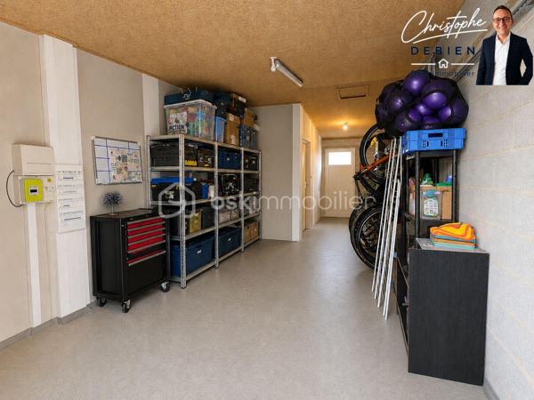 Christophe Debien BSK Immobilier vous présente en exclusivité ce pavillon de plain-pied aux normes PMR, idéalement situé dans le centre de Saint-Hilaire-de-Riez, dans un environnement résidentiel calme et recherché.

Dès l'entrée, vous découvrirez une agréable pièce de vie lumineuse ouverte sur un espace cuisine aménager. Un dégagement dessert trois belles chambres, dont deux équipées de placards, une spacieuse salle de bains ainsi qu'un WC indépendant.

Attenants à la maison, une lingerie et un garage viennent compléter les prestations de ce bien fonctionnel et confortable.

Pour votre confort au quotidien, la maison est équipée d'un plancher chauffant électrique ainsi que de menuiseries en double vitrage, garantissant une bonne isolation thermique et acoustique.

À l'extérieur, vous profiterez d'une parcelle entièrement clôturée située en zone constructible, offrant un potentiel d'aménagement supplémentaire selon vos projets.

📍 Une situation géographique privilégiée :
• Gare SNCF de Saint-Hilaire-de-Riez : environ 3 minutes en voiture (1,5 km)
• Commerces et services du centre-ville : 3 à 5 minutes
• Écoles maternelles et élémentaires : 4 à 6 minutes
• Centre-ville et port de Saint-Gilles-Croix-de-Vie : environ 7 minutes
• Grande plage de Saint-Gilles-Croix-de-Vie : moins de 10 minutes
• Plages de Sion-sur-l'Océan : environ 5 minutes
• Saint-Jean-de-Monts : 15 minutes
• Challans : environ 20 minutes
• Les Sables-d'Olonne : environ 35 minutes

Cette maison constitue une belle opportunité pour une résidence principale, une résidence secondaire ou un investissement immobilier, alliant accessibilité, confort et proximité du littoral vendéen.

📞 Pour toute information complémentaire ou pour organiser une visite, contactez :
Christophe Debien Immobilier

Conformément aux dispositions de la loi ELAN, tout candidat acquéreur est informé de son droit de se faire accompagner, lors de la visite, par un professionnel du bâtiment de son choix.
Il est demandé de signaler préalablement la présence de cet intervenant afin de permettre l’organisation de la visite dans des conditions adaptées.