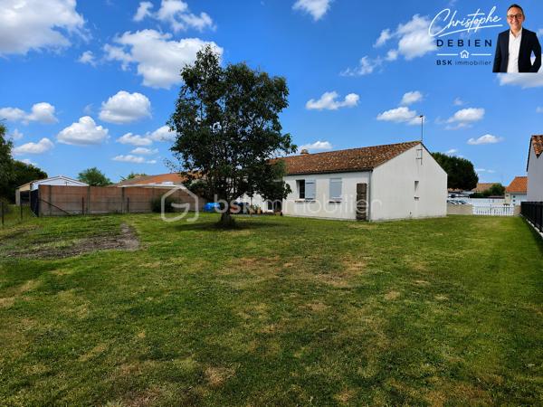 Christophe Debien BSK Immobilier vous présente en exclusivité ce pavillon de plain-pied aux normes PMR, idéalement situé dans le centre de Saint-Hilaire-de-Riez, dans un environnement résidentiel calme et recherché.

Dès l'entrée, vous découvrirez une agréable pièce de vie lumineuse ouverte sur un espace cuisine aménager. Un dégagement dessert trois belles chambres, dont deux équipées de placards, une spacieuse salle de bains ainsi qu'un WC indépendant.

Attenants à la maison, une lingerie et un garage viennent compléter les prestations de ce bien fonctionnel et confortable.

Pour votre confort au quotidien, la maison est équipée d'un plancher chauffant électrique ainsi que de menuiseries en double vitrage, garantissant une bonne isolation thermique et acoustique.

À l'extérieur, vous profiterez d'une parcelle entièrement clôturée située en zone constructible, offrant un potentiel d'aménagement supplémentaire selon vos projets.

📍 Une situation géographique privilégiée :
• Gare SNCF de Saint-Hilaire-de-Riez : environ 3 minutes en voiture (1,5 km)
• Commerces et services du centre-ville : 3 à 5 minutes
• Écoles maternelles et élémentaires : 4 à 6 minutes
• Centre-ville et port de Saint-Gilles-Croix-de-Vie : environ 7 minutes
• Grande plage de Saint-Gilles-Croix-de-Vie : moins de 10 minutes
• Plages de Sion-sur-l'Océan : environ 5 minutes
• Saint-Jean-de-Monts : 15 minutes
• Challans : environ 20 minutes
• Les Sables-d'Olonne : environ 35 minutes

Cette maison constitue une belle opportunité pour une résidence principale, une résidence secondaire ou un investissement immobilier, alliant accessibilité, confort et proximité du littoral vendéen.

📞 Pour toute information complémentaire ou pour organiser une visite, contactez :
Christophe Debien Immobilier

Conformément aux dispositions de la loi ELAN, tout candidat acquéreur est informé de son droit de se faire accompagner, lors de la visite, par un professionnel du bâtiment de son choix.
Il est demandé de signaler préalablement la présence de cet intervenant afin de permettre l’organisation de la visite dans des conditions adaptées.
