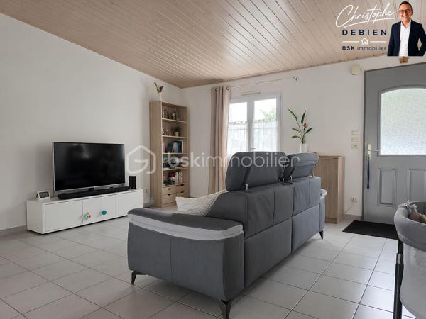 Christophe Debien BSK Immobilier vous présente en exclusivité ce pavillon de plain-pied aux normes PMR, idéalement situé dans le centre de Saint-Hilaire-de-Riez, dans un environnement résidentiel calme et recherché.

Dès l'entrée, vous découvrirez une agréable pièce de vie lumineuse ouverte sur un espace cuisine aménager. Un dégagement dessert trois belles chambres, dont deux équipées de placards, une spacieuse salle de bains ainsi qu'un WC indépendant.

Attenants à la maison, une lingerie et un garage viennent compléter les prestations de ce bien fonctionnel et confortable.

Pour votre confort au quotidien, la maison est équipée d'un plancher chauffant électrique ainsi que de menuiseries en double vitrage, garantissant une bonne isolation thermique et acoustique.

À l'extérieur, vous profiterez d'une parcelle entièrement clôturée située en zone constructible, offrant un potentiel d'aménagement supplémentaire selon vos projets.

📍 Une situation géographique privilégiée :
• Gare SNCF de Saint-Hilaire-de-Riez : environ 3 minutes en voiture (1,5 km)
• Commerces et services du centre-ville : 3 à 5 minutes
• Écoles maternelles et élémentaires : 4 à 6 minutes
• Centre-ville et port de Saint-Gilles-Croix-de-Vie : environ 7 minutes
• Grande plage de Saint-Gilles-Croix-de-Vie : moins de 10 minutes
• Plages de Sion-sur-l'Océan : environ 5 minutes
• Saint-Jean-de-Monts : 15 minutes
• Challans : environ 20 minutes
• Les Sables-d'Olonne : environ 35 minutes

Cette maison constitue une belle opportunité pour une résidence principale, une résidence secondaire ou un investissement immobilier, alliant accessibilité, confort et proximité du littoral vendéen.

📞 Pour toute information complémentaire ou pour organiser une visite, contactez :
Christophe Debien Immobilier

Conformément aux dispositions de la loi ELAN, tout candidat acquéreur est informé de son droit de se faire accompagner, lors de la visite, par un professionnel du bâtiment de son choix.
Il est demandé de signaler préalablement la présence de cet intervenant afin de permettre l’organisation de la visite dans des conditions adaptées.