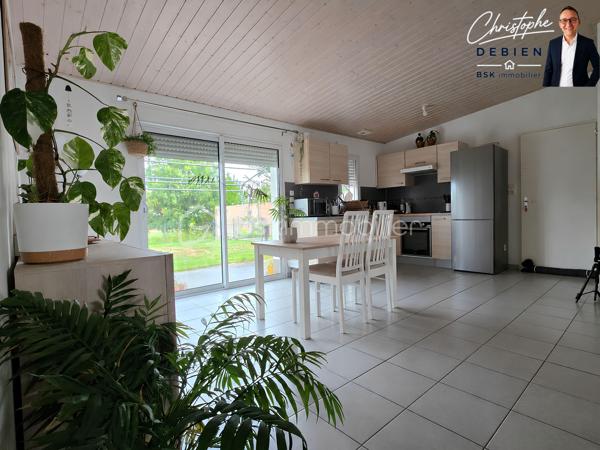 Christophe Debien BSK Immobilier vous présente en exclusivité ce pavillon de plain-pied aux normes PMR, idéalement situé dans le centre de Saint-Hilaire-de-Riez, dans un environnement résidentiel calme et recherché.

Dès l'entrée, vous découvrirez une agréable pièce de vie lumineuse ouverte sur un espace cuisine aménager. Un dégagement dessert trois belles chambres, dont deux équipées de placards, une spacieuse salle de bains ainsi qu'un WC indépendant.

Attenants à la maison, une lingerie et un garage viennent compléter les prestations de ce bien fonctionnel et confortable.

Pour votre confort au quotidien, la maison est équipée d'un plancher chauffant électrique ainsi que de menuiseries en double vitrage, garantissant une bonne isolation thermique et acoustique.

À l'extérieur, vous profiterez d'une parcelle entièrement clôturée située en zone constructible, offrant un potentiel d'aménagement supplémentaire selon vos projets.

📍 Une situation géographique privilégiée :
• Gare SNCF de Saint-Hilaire-de-Riez : environ 3 minutes en voiture (1,5 km)
• Commerces et services du centre-ville : 3 à 5 minutes
• Écoles maternelles et élémentaires : 4 à 6 minutes
• Centre-ville et port de Saint-Gilles-Croix-de-Vie : environ 7 minutes
• Grande plage de Saint-Gilles-Croix-de-Vie : moins de 10 minutes
• Plages de Sion-sur-l'Océan : environ 5 minutes
• Saint-Jean-de-Monts : 15 minutes
• Challans : environ 20 minutes
• Les Sables-d'Olonne : environ 35 minutes

Cette maison constitue une belle opportunité pour une résidence principale, une résidence secondaire ou un investissement immobilier, alliant accessibilité, confort et proximité du littoral vendéen.

📞 Pour toute information complémentaire ou pour organiser une visite, contactez :
Christophe Debien Immobilier

Conformément aux dispositions de la loi ELAN, tout candidat acquéreur est informé de son droit de se faire accompagner, lors de la visite, par un professionnel du bâtiment de son choix.
Il est demandé de signaler préalablement la présence de cet intervenant afin de permettre l’organisation de la visite dans des conditions adaptées.