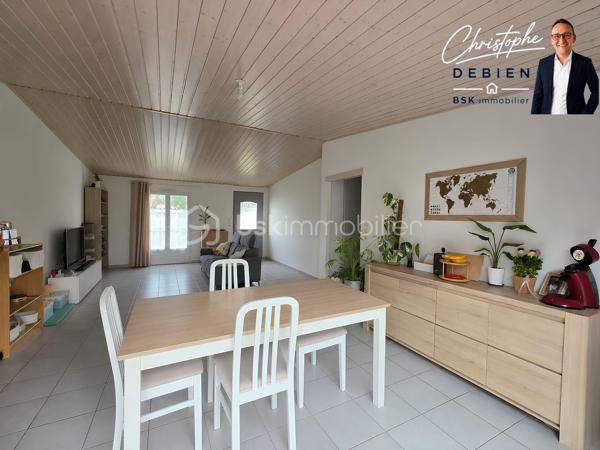 Christophe Debien BSK Immobilier vous présente en exclusivité ce pavillon de plain-pied aux normes PMR, idéalement situé dans le centre de Saint-Hilaire-de-Riez, dans un environnement résidentiel calme et recherché.

Dès l'entrée, vous découvrirez une agréable pièce de vie lumineuse ouverte sur un espace cuisine aménager. Un dégagement dessert trois belles chambres, dont deux équipées de placards, une spacieuse salle de bains ainsi qu'un WC indépendant.

Attenants à la maison, une lingerie et un garage viennent compléter les prestations de ce bien fonctionnel et confortable.

Pour votre confort au quotidien, la maison est équipée d'un plancher chauffant électrique ainsi que de menuiseries en double vitrage, garantissant une bonne isolation thermique et acoustique.

À l'extérieur, vous profiterez d'une parcelle entièrement clôturée située en zone constructible, offrant un potentiel d'aménagement supplémentaire selon vos projets.

📍 Une situation géographique privilégiée :
• Gare SNCF de Saint-Hilaire-de-Riez : environ 3 minutes en voiture (1,5 km)
• Commerces et services du centre-ville : 3 à 5 minutes
• Écoles maternelles et élémentaires : 4 à 6 minutes
• Centre-ville et port de Saint-Gilles-Croix-de-Vie : environ 7 minutes
• Grande plage de Saint-Gilles-Croix-de-Vie : moins de 10 minutes
• Plages de Sion-sur-l'Océan : environ 5 minutes
• Saint-Jean-de-Monts : 15 minutes
• Challans : environ 20 minutes
• Les Sables-d'Olonne : environ 35 minutes

Cette maison constitue une belle opportunité pour une résidence principale, une résidence secondaire ou un investissement immobilier, alliant accessibilité, confort et proximité du littoral vendéen.

📞 Pour toute information complémentaire ou pour organiser une visite, contactez :
Christophe Debien Immobilier

Conformément aux dispositions de la loi ELAN, tout candidat acquéreur est informé de son droit de se faire accompagner, lors de la visite, par un professionnel du bâtiment de son choix.
Il est demandé de signaler préalablement la présence de cet intervenant afin de permettre l’organisation de la visite dans des conditions adaptées.