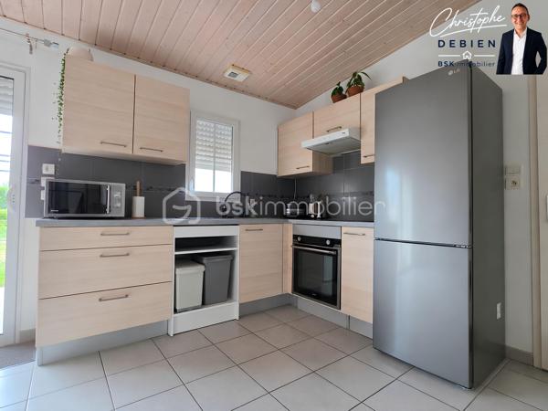 Christophe Debien BSK Immobilier vous présente en exclusivité ce pavillon de plain-pied aux normes PMR, idéalement situé dans le centre de Saint-Hilaire-de-Riez, dans un environnement résidentiel calme et recherché.

Dès l'entrée, vous découvrirez une agréable pièce de vie lumineuse ouverte sur un espace cuisine aménager. Un dégagement dessert trois belles chambres, dont deux équipées de placards, une spacieuse salle de bains ainsi qu'un WC indépendant.

Attenants à la maison, une lingerie et un garage viennent compléter les prestations de ce bien fonctionnel et confortable.

Pour votre confort au quotidien, la maison est équipée d'un plancher chauffant électrique ainsi que de menuiseries en double vitrage, garantissant une bonne isolation thermique et acoustique.

À l'extérieur, vous profiterez d'une parcelle entièrement clôturée située en zone constructible, offrant un potentiel d'aménagement supplémentaire selon vos projets.

📍 Une situation géographique privilégiée :
• Gare SNCF de Saint-Hilaire-de-Riez : environ 3 minutes en voiture (1,5 km)
• Commerces et services du centre-ville : 3 à 5 minutes
• Écoles maternelles et élémentaires : 4 à 6 minutes
• Centre-ville et port de Saint-Gilles-Croix-de-Vie : environ 7 minutes
• Grande plage de Saint-Gilles-Croix-de-Vie : moins de 10 minutes
• Plages de Sion-sur-l'Océan : environ 5 minutes
• Saint-Jean-de-Monts : 15 minutes
• Challans : environ 20 minutes
• Les Sables-d'Olonne : environ 35 minutes

Cette maison constitue une belle opportunité pour une résidence principale, une résidence secondaire ou un investissement immobilier, alliant accessibilité, confort et proximité du littoral vendéen.

📞 Pour toute information complémentaire ou pour organiser une visite, contactez :
Christophe Debien Immobilier

Conformément aux dispositions de la loi ELAN, tout candidat acquéreur est informé de son droit de se faire accompagner, lors de la visite, par un professionnel du bâtiment de son choix.
Il est demandé de signaler préalablement la présence de cet intervenant afin de permettre l’organisation de la visite dans des conditions adaptées.