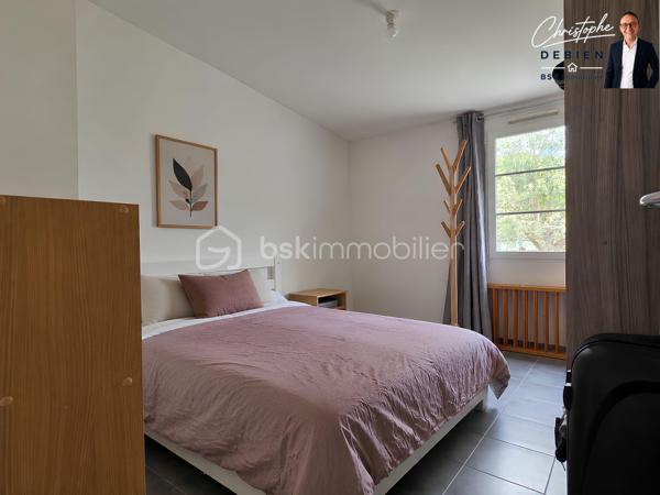 Christophe Debien BSK Immobilier vous présente en exclusivité ce pavillon de plain-pied aux normes PMR, idéalement situé dans le centre de Saint-Hilaire-de-Riez, dans un environnement résidentiel calme et recherché.

Dès l'entrée, vous découvrirez une agréable pièce de vie lumineuse ouverte sur un espace cuisine aménager. Un dégagement dessert trois belles chambres, dont deux équipées de placards, une spacieuse salle de bains ainsi qu'un WC indépendant.

Attenants à la maison, une lingerie et un garage viennent compléter les prestations de ce bien fonctionnel et confortable.

Pour votre confort au quotidien, la maison est équipée d'un plancher chauffant électrique ainsi que de menuiseries en double vitrage, garantissant une bonne isolation thermique et acoustique.

À l'extérieur, vous profiterez d'une parcelle entièrement clôturée située en zone constructible, offrant un potentiel d'aménagement supplémentaire selon vos projets.

📍 Une situation géographique privilégiée :
• Gare SNCF de Saint-Hilaire-de-Riez : environ 3 minutes en voiture (1,5 km)
• Commerces et services du centre-ville : 3 à 5 minutes
• Écoles maternelles et élémentaires : 4 à 6 minutes
• Centre-ville et port de Saint-Gilles-Croix-de-Vie : environ 7 minutes
• Grande plage de Saint-Gilles-Croix-de-Vie : moins de 10 minutes
• Plages de Sion-sur-l'Océan : environ 5 minutes
• Saint-Jean-de-Monts : 15 minutes
• Challans : environ 20 minutes
• Les Sables-d'Olonne : environ 35 minutes

Cette maison constitue une belle opportunité pour une résidence principale, une résidence secondaire ou un investissement immobilier, alliant accessibilité, confort et proximité du littoral vendéen.

📞 Pour toute information complémentaire ou pour organiser une visite, contactez :
Christophe Debien Immobilier

Conformément aux dispositions de la loi ELAN, tout candidat acquéreur est informé de son droit de se faire accompagner, lors de la visite, par un professionnel du bâtiment de son choix.
Il est demandé de signaler préalablement la présence de cet intervenant afin de permettre l’organisation de la visite dans des conditions adaptées.