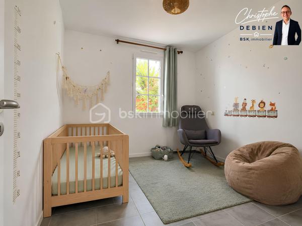 Christophe Debien BSK Immobilier vous présente en exclusivité ce pavillon de plain-pied aux normes PMR, idéalement situé dans le centre de Saint-Hilaire-de-Riez, dans un environnement résidentiel calme et recherché.

Dès l'entrée, vous découvrirez une agréable pièce de vie lumineuse ouverte sur un espace cuisine aménager. Un dégagement dessert trois belles chambres, dont deux équipées de placards, une spacieuse salle de bains ainsi qu'un WC indépendant.

Attenants à la maison, une lingerie et un garage viennent compléter les prestations de ce bien fonctionnel et confortable.

Pour votre confort au quotidien, la maison est équipée d'un plancher chauffant électrique ainsi que de menuiseries en double vitrage, garantissant une bonne isolation thermique et acoustique.

À l'extérieur, vous profiterez d'une parcelle entièrement clôturée située en zone constructible, offrant un potentiel d'aménagement supplémentaire selon vos projets.

📍 Une situation géographique privilégiée :
• Gare SNCF de Saint-Hilaire-de-Riez : environ 3 minutes en voiture (1,5 km)
• Commerces et services du centre-ville : 3 à 5 minutes
• Écoles maternelles et élémentaires : 4 à 6 minutes
• Centre-ville et port de Saint-Gilles-Croix-de-Vie : environ 7 minutes
• Grande plage de Saint-Gilles-Croix-de-Vie : moins de 10 minutes
• Plages de Sion-sur-l'Océan : environ 5 minutes
• Saint-Jean-de-Monts : 15 minutes
• Challans : environ 20 minutes
• Les Sables-d'Olonne : environ 35 minutes

Cette maison constitue une belle opportunité pour une résidence principale, une résidence secondaire ou un investissement immobilier, alliant accessibilité, confort et proximité du littoral vendéen.

📞 Pour toute information complémentaire ou pour organiser une visite, contactez :
Christophe Debien Immobilier

Conformément aux dispositions de la loi ELAN, tout candidat acquéreur est informé de son droit de se faire accompagner, lors de la visite, par un professionnel du bâtiment de son choix.
Il est demandé de signaler préalablement la présence de cet intervenant afin de permettre l’organisation de la visite dans des conditions adaptées.