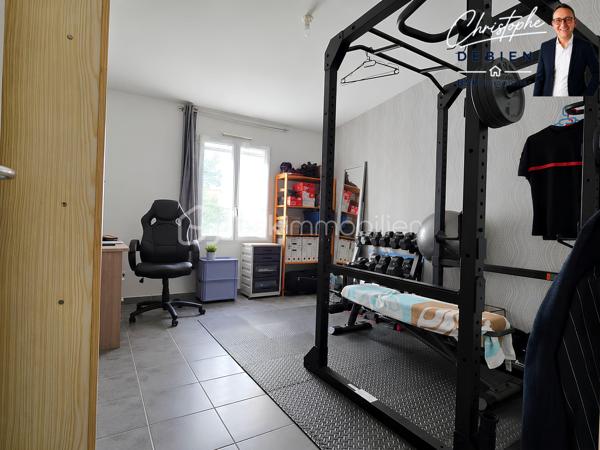 Christophe Debien BSK Immobilier vous présente en exclusivité ce pavillon de plain-pied aux normes PMR, idéalement situé dans le centre de Saint-Hilaire-de-Riez, dans un environnement résidentiel calme et recherché.

Dès l'entrée, vous découvrirez une agréable pièce de vie lumineuse ouverte sur un espace cuisine aménager. Un dégagement dessert trois belles chambres, dont deux équipées de placards, une spacieuse salle de bains ainsi qu'un WC indépendant.

Attenants à la maison, une lingerie et un garage viennent compléter les prestations de ce bien fonctionnel et confortable.

Pour votre confort au quotidien, la maison est équipée d'un plancher chauffant électrique ainsi que de menuiseries en double vitrage, garantissant une bonne isolation thermique et acoustique.

À l'extérieur, vous profiterez d'une parcelle entièrement clôturée située en zone constructible, offrant un potentiel d'aménagement supplémentaire selon vos projets.

📍 Une situation géographique privilégiée :
• Gare SNCF de Saint-Hilaire-de-Riez : environ 3 minutes en voiture (1,5 km)
• Commerces et services du centre-ville : 3 à 5 minutes
• Écoles maternelles et élémentaires : 4 à 6 minutes
• Centre-ville et port de Saint-Gilles-Croix-de-Vie : environ 7 minutes
• Grande plage de Saint-Gilles-Croix-de-Vie : moins de 10 minutes
• Plages de Sion-sur-l'Océan : environ 5 minutes
• Saint-Jean-de-Monts : 15 minutes
• Challans : environ 20 minutes
• Les Sables-d'Olonne : environ 35 minutes

Cette maison constitue une belle opportunité pour une résidence principale, une résidence secondaire ou un investissement immobilier, alliant accessibilité, confort et proximité du littoral vendéen.

📞 Pour toute information complémentaire ou pour organiser une visite, contactez :
Christophe Debien Immobilier

Conformément aux dispositions de la loi ELAN, tout candidat acquéreur est informé de son droit de se faire accompagner, lors de la visite, par un professionnel du bâtiment de son choix.
Il est demandé de signaler préalablement la présence de cet intervenant afin de permettre l’organisation de la visite dans des conditions adaptées.