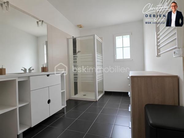 Christophe Debien BSK Immobilier vous présente en exclusivité ce pavillon de plain-pied aux normes PMR, idéalement situé dans le centre de Saint-Hilaire-de-Riez, dans un environnement résidentiel calme et recherché.

Dès l'entrée, vous découvrirez une agréable pièce de vie lumineuse ouverte sur un espace cuisine aménager. Un dégagement dessert trois belles chambres, dont deux équipées de placards, une spacieuse salle de bains ainsi qu'un WC indépendant.

Attenants à la maison, une lingerie et un garage viennent compléter les prestations de ce bien fonctionnel et confortable.

Pour votre confort au quotidien, la maison est équipée d'un plancher chauffant électrique ainsi que de menuiseries en double vitrage, garantissant une bonne isolation thermique et acoustique.

À l'extérieur, vous profiterez d'une parcelle entièrement clôturée située en zone constructible, offrant un potentiel d'aménagement supplémentaire selon vos projets.

📍 Une situation géographique privilégiée :
• Gare SNCF de Saint-Hilaire-de-Riez : environ 3 minutes en voiture (1,5 km)
• Commerces et services du centre-ville : 3 à 5 minutes
• Écoles maternelles et élémentaires : 4 à 6 minutes
• Centre-ville et port de Saint-Gilles-Croix-de-Vie : environ 7 minutes
• Grande plage de Saint-Gilles-Croix-de-Vie : moins de 10 minutes
• Plages de Sion-sur-l'Océan : environ 5 minutes
• Saint-Jean-de-Monts : 15 minutes
• Challans : environ 20 minutes
• Les Sables-d'Olonne : environ 35 minutes

Cette maison constitue une belle opportunité pour une résidence principale, une résidence secondaire ou un investissement immobilier, alliant accessibilité, confort et proximité du littoral vendéen.

📞 Pour toute information complémentaire ou pour organiser une visite, contactez :
Christophe Debien Immobilier

Conformément aux dispositions de la loi ELAN, tout candidat acquéreur est informé de son droit de se faire accompagner, lors de la visite, par un professionnel du bâtiment de son choix.
Il est demandé de signaler préalablement la présence de cet intervenant afin de permettre l’organisation de la visite dans des conditions adaptées.