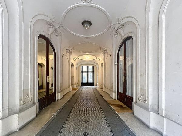 Paris (75017) Appartement d'exception Art Nouveau à rénover