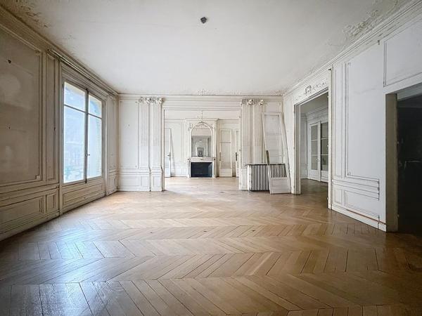Paris (75017) Appartement d'exception Art Nouveau à rénover