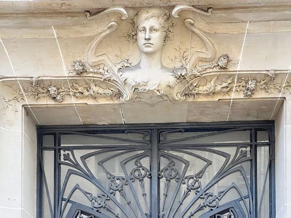 Paris (75017) Appartement d'exception Art Nouveau à rénover