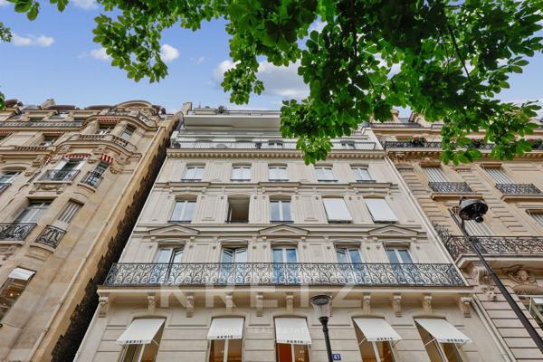 Pied-à-terre rénové sur l'Avenue Montaigne