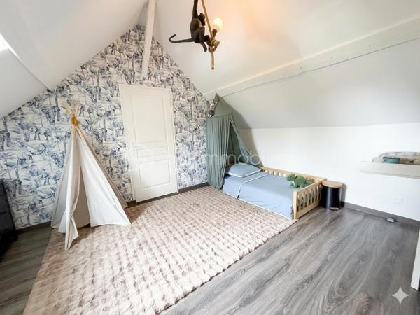 Située entre Chaumont en Vexin et Méru venez découvrir cette magnifique longère qui allie le charme de l'ancien et le confort d'une vie de famille!
Dés l'entrée vous serez séduit par les volumes et l'authenticité des lieux , le rez de chaussée se compose d'une belle et accueillante entrée qui dessert parfaitement les espaces de vie , un grand salon lumineux , une salle a manger indépendante , une grande cuisine aménagée , une grande chambre confortable et une salle de bains avec douche et baignoire , un wc indépendant .
Une petite véranda complète ce niveau , véritable puits de lumière ouvrant sur l’extérieur .
A l'étage une pièce palière dessert 3 belles chambres dont une avec salle d'eau et un wc indépendant .
Coté extérieur vous profitez d'un jardin clos d'environ 1200m2 avec une petite piscine hors sol 
Un double garage  et une cave complètent ce bien .