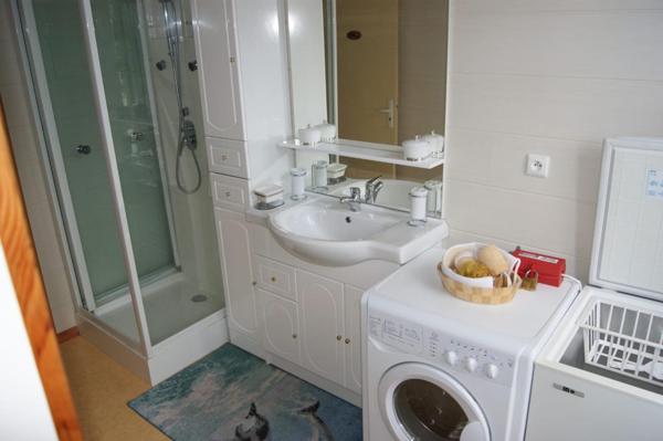 Aucun travaux à prévoir, vendu meublé et équipé, très bien situé, rentabilité locative, calme, proximité thermes, pistes de ski, commerces, attractivités touristiques.