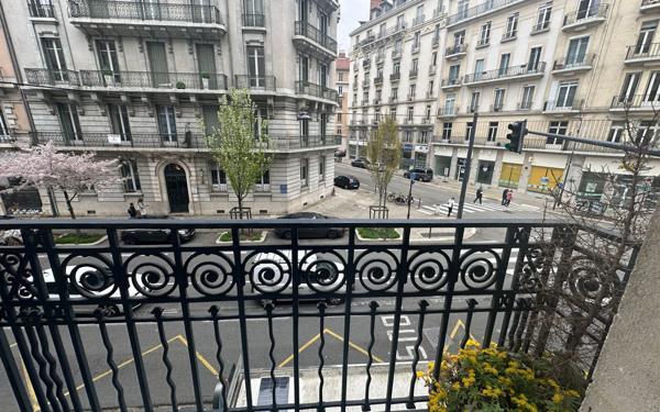 Appartement à vendre    3 pièces • 70 m2 Grenoble