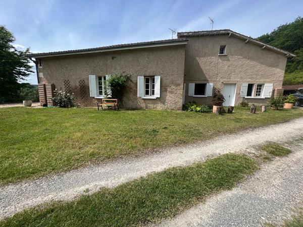 Corps de ferme/gîte 280 m2 8 pièces-Terrain 55780 m2