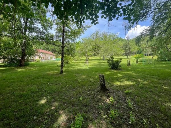 Corps de ferme/gîte 280 m2 8 pièces-Terrain 55780 m2