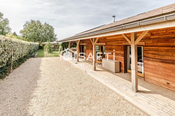 Coup de coeur pour cette maison.  Un cadre de vie privilégié à découvrir sans tarder.