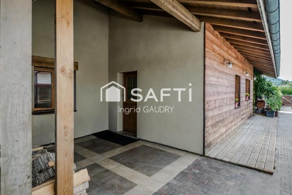 Coup de coeur pour cette maison.  Un cadre de vie privilégié à découvrir sans tarder.