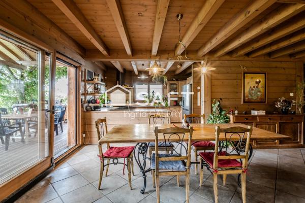 Coup de coeur pour cette maison.  Un cadre de vie privilégié à découvrir sans tarder.