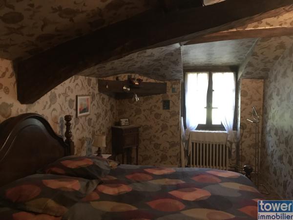 Propriété en pierres de 220m² avec hangard de 370m², pigeonnier, maison indépendante, étang sur 2 ha de terra