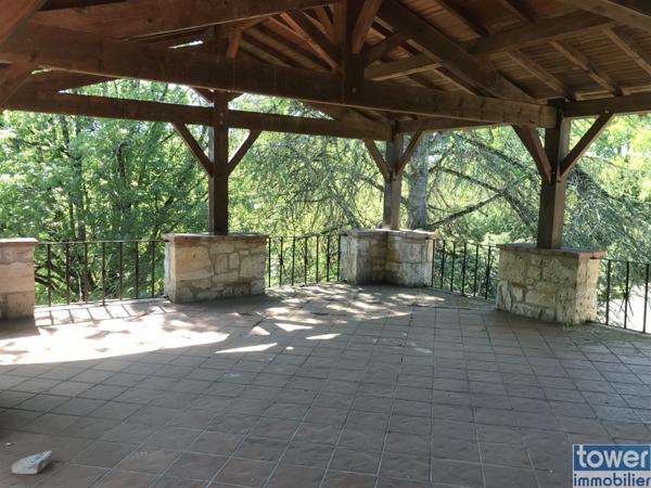 Propriété en pierres de 220m² avec hangard de 370m², pigeonnier, maison indépendante, étang sur 2 ha de terra