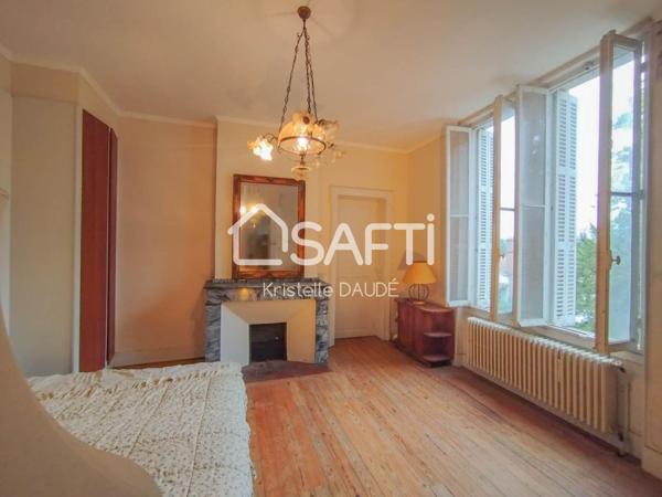 Château avec parc et dépendances