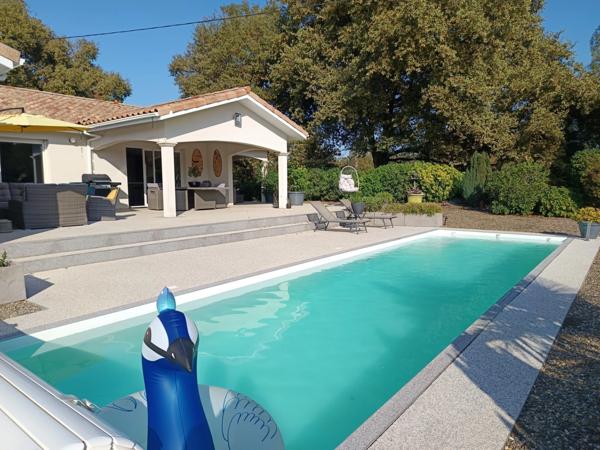 CONTEMPORAINE DE 180 M² AUX PRETATIONS DE QUALITE AVEC PISCINE CHAUFFEE .