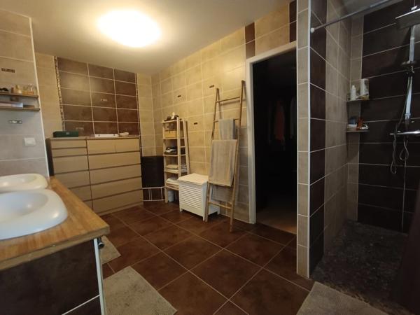 CONTEMPORAINE DE 180 M² AUX PRETATIONS DE QUALITE AVEC PISCINE CHAUFFEE .