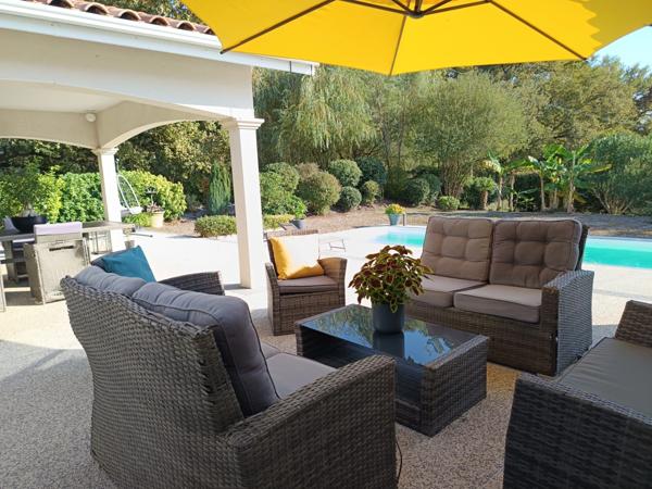 CONTEMPORAINE DE 180 M² AUX PRETATIONS DE QUALITE AVEC PISCINE CHAUFFEE .