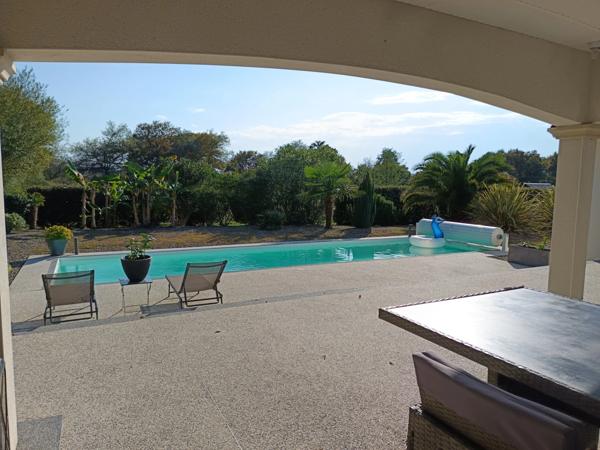 CONTEMPORAINE DE 180 M² AUX PRETATIONS DE QUALITE AVEC PISCINE CHAUFFEE .