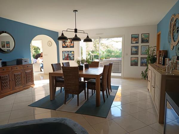 CONTEMPORAINE DE 180 M² AUX PRETATIONS DE QUALITE AVEC PISCINE CHAUFFEE .