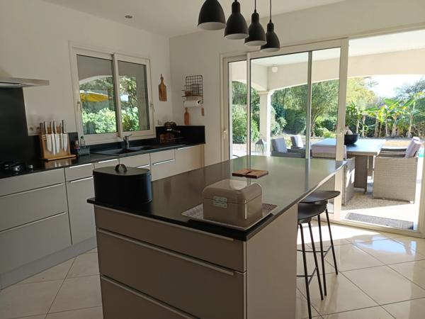 CONTEMPORAINE DE 180 M² AUX PRETATIONS DE QUALITE AVEC PISCINE CHAUFFEE .