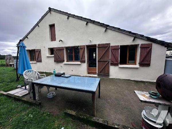 Une maison d'habitation de plain-pied comprenant une cuisine, trois chambres,
un salon-salle à...