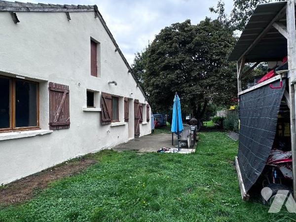 Une maison d'habitation de plain-pied comprenant une cuisine, trois chambres,
un salon-salle à...