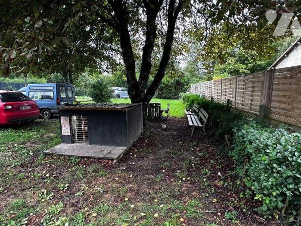 Une maison d'habitation de plain-pied comprenant une cuisine, trois chambres,
un salon-salle à...