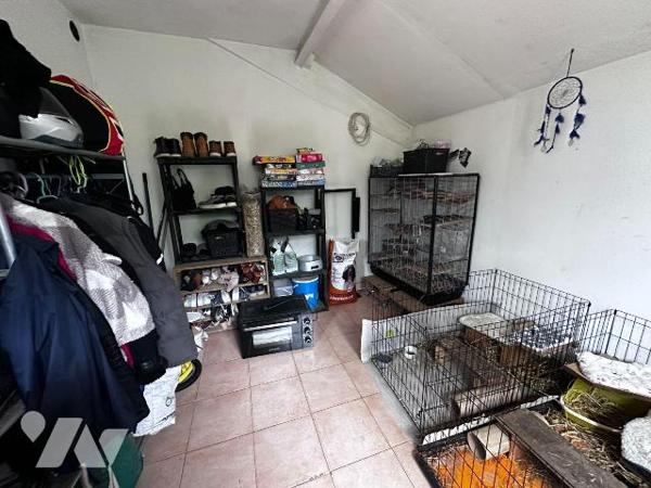 Une maison d'habitation de plain-pied comprenant une cuisine, trois chambres,
un salon-salle à...