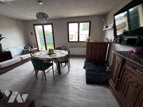 Une maison d'habitation de plain-pied comprenant une cuisine, trois chambres,
un salon-salle à...