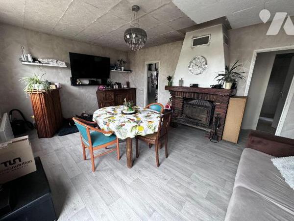 Une maison d'habitation de plain-pied comprenant une cuisine, trois chambres,
un salon-salle à...