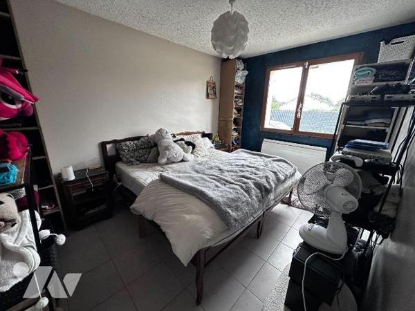 Une maison d'habitation de plain-pied comprenant une cuisine, trois chambres,
un salon-salle à...