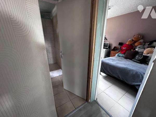 Une maison d'habitation de plain-pied comprenant une cuisine, trois chambres,
un salon-salle à...