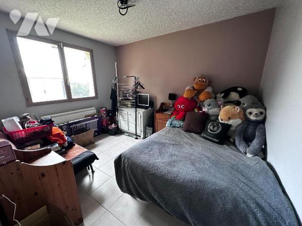 Une maison d'habitation de plain-pied comprenant une cuisine, trois chambres,
un salon-salle à...