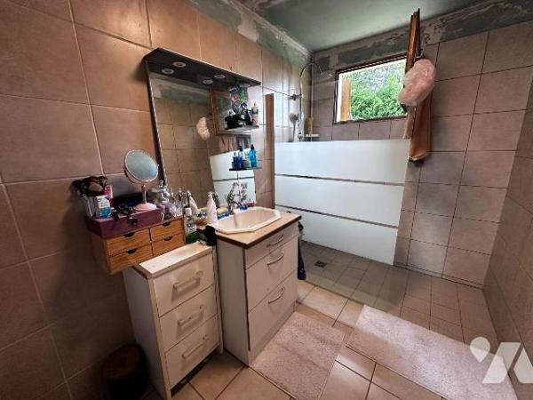 Une maison d'habitation de plain-pied comprenant une cuisine, trois chambres,
un salon-salle à...