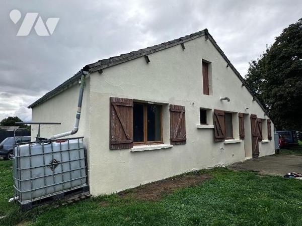 Une maison d'habitation de plain-pied comprenant une cuisine, trois chambres,
un salon-salle à...